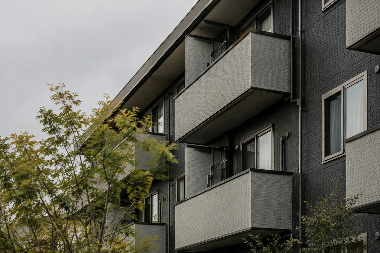 バルコニーのある集合住宅のイメージ